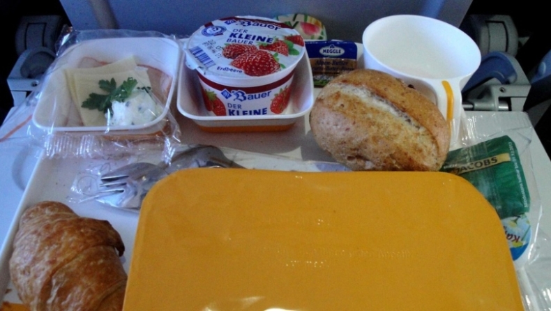 Αεροπορική εταιρεία διανέμει τα γεύματα που προσφέρει στις πτήσεις σε πολίτες που τους λείπουν τα ταξίδια (pic)