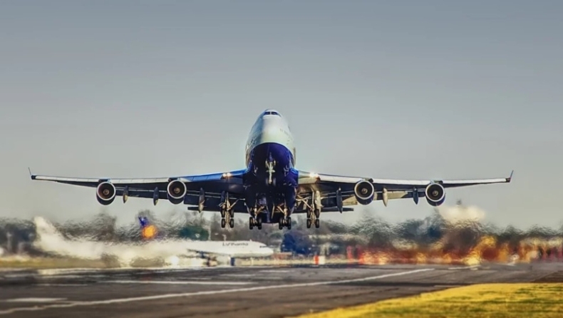 Κομισιόν: Οι αεροπορικές και ταξιδιωτικές εταιρείες να προσφέρουν voucher με ισχύ τουλάχιστον ενός χρόνου