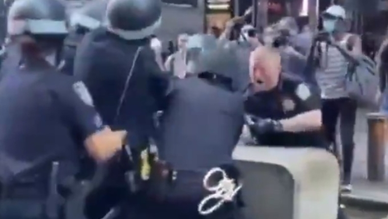 ΗΠΑ: Η στιγμή που αστυνομικοί ξυλοκοπούν άγρια άνδρα κατά την διάρκεια των διαδηλώσεων (vid)