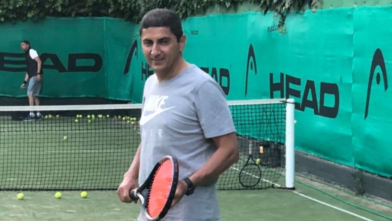 Αυγενάκης: Η φωτογραφία του να παίζει τένις