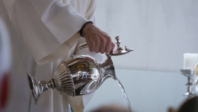 Φωτογραφία που δείχνει ιερέα να βαφτίζει μωρό με νεροπίστολο έγινε viral (pic)