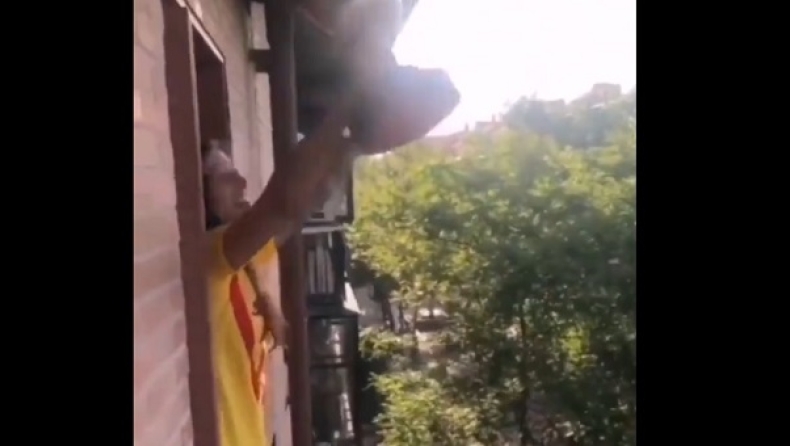 Κορονοϊός: Η αρχηγός της Μπαρτσελόνα σηκώνει κούπα στο μπαλκόνι εν μέσω καραντίνας και υπό τους ήχους του «We are the champions»! (vid)