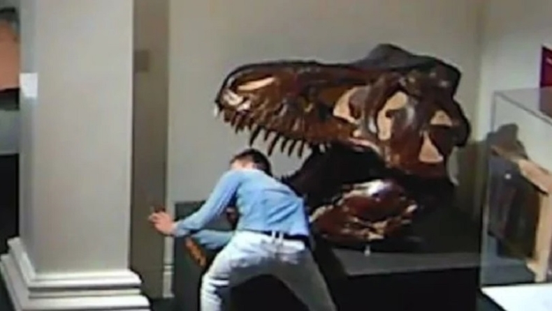 Φοιτητής διέρρηξε μουσείο για να βγάλει σέλφι με τους δεινόσαυρους (pics & vid)