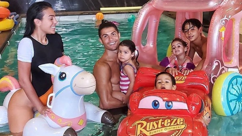 Ο Ρονάλντο παίζει παιχνίδια με την Χεορχίνα και την οικογένεια του σε πισίνα (pic)
