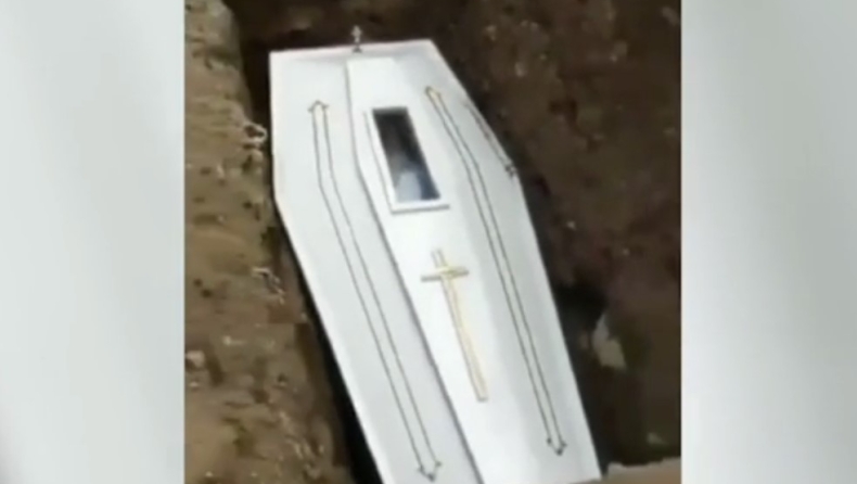 Νεκρός φαίνεται σα να κουνιέται την ώρα της κηδείας του (vid)