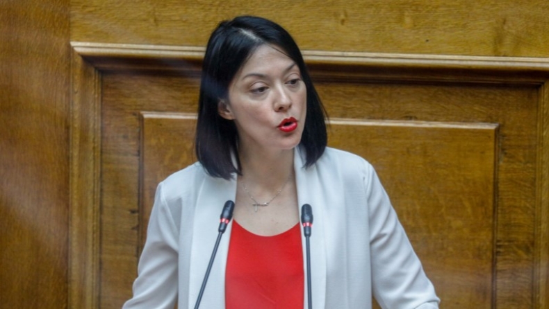 «Τα έχει κάνει σκ@@@, θα την σκίσω»: Η Νάντια Γιαννακοπούλου δεν κατάλαβε ότι το μικρόφωνο στη Βουλή ήταν ανοιχτό (vid)