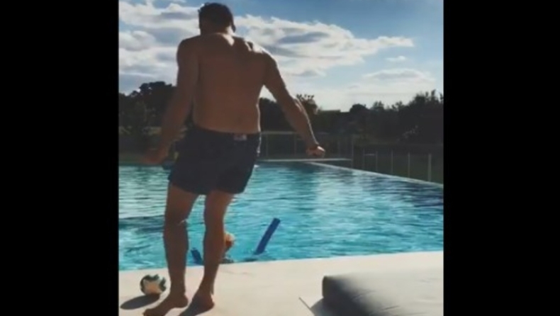 Ρούντι: Έβαλε καλαθάρα με το πόδι σε πισίνα! (vid)