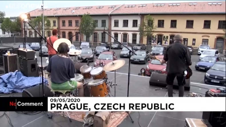 Κορονοϊός: Συναυλία σε πάρκινγκ στην Πράγα (vid)