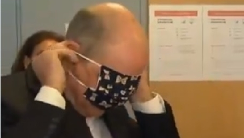 Κορονοϊός: Επικό βίντεο με τον αντιπρόεδρο της κυβέρνησης του Βελγίου να μην μπορεί να βάλει τη μάσκα (vids)