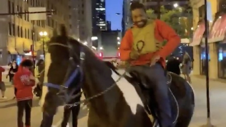 Τύπος λέει ότι έκλεψε άλογο της αστυνομίας στο Σικάγο και «καλπάζει» στους δρόμους γνωρίζοντας την αποθέωση (vids)