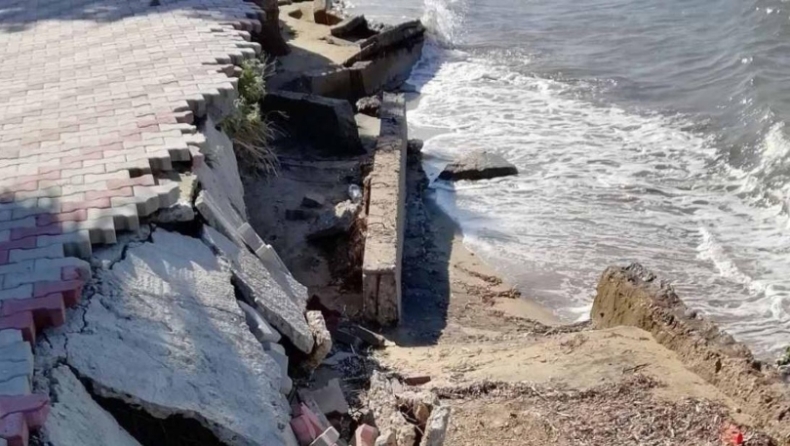 Χαλκιδική: Κατέρρευσε η παραλία της Νέας Ηράκλειας, γέμισε μπάζα η θάλασσα (pics)