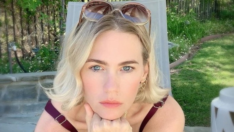 Η ηθοποιός January Jones έδωσε το τηλέφωνό της στα social media για να επικοινωνεί με θαυμαστές της στο lockdown (vid)