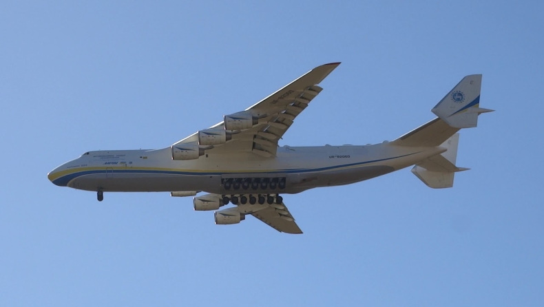 Το μεγαλύτερο αεροπλάνο του κόσμου προσγειώθηκε στην Αθήνα (vids)