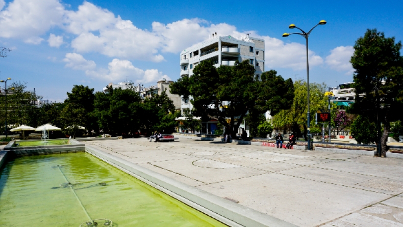 Ο Δήμαρχος Νέας Σμύρνης απειλεί ότι θα κλείσει την πλατεία (vid)