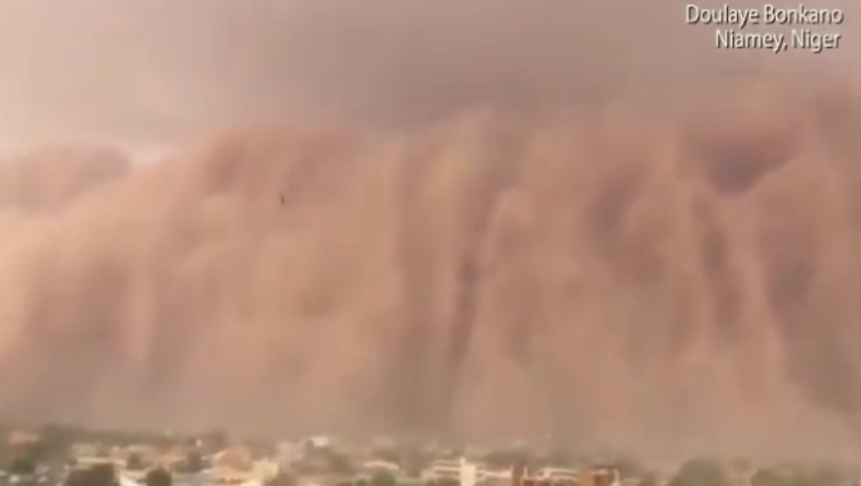 Νίγηρας: Τεράστιο σύννεφο σκόνης σκέπασε την πρωτεύουσα, ο ουρανός έγινε κόκκινος (vids)