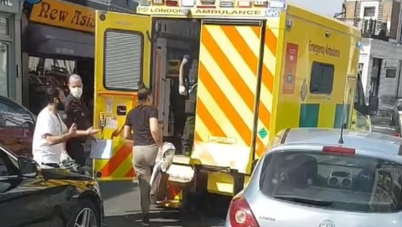 Οδηγός έκανε καβγά σε διασώστες για να κάνουν στην άκρη το ασθενοφόρο ενώ έδιναν πρώτες βοήθειες (vid)