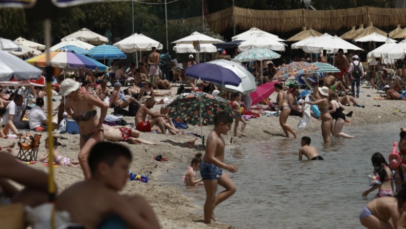 «Βούλιαξαν» ξανά οι παραλίες της Αττικής: Τήρηση των μέτρων στις οργανωμένες, χωρίς αποστάσεις στις ελεύθερες (pics)