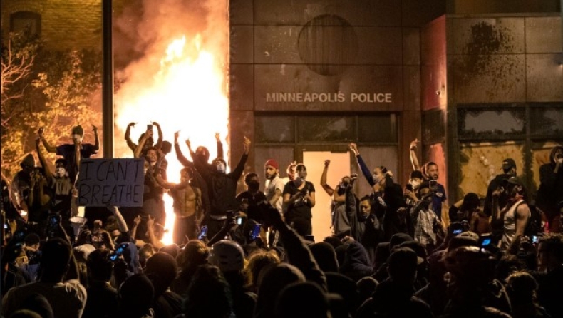 Μινεάπολις εκτός ελέγχου: Έβαλαν φωτιά σε αστυνομικό τμήμα για τον Τζορτζ Φλόιντ (vids)
