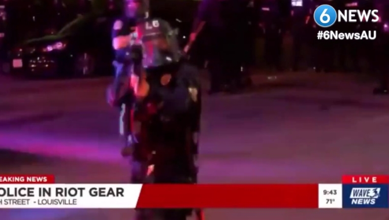 «Με πυροβολούν»: Αστυνομικός στο Λούισβιλ σημαδεύει τηλεοπτικό συνεργείο (vid)