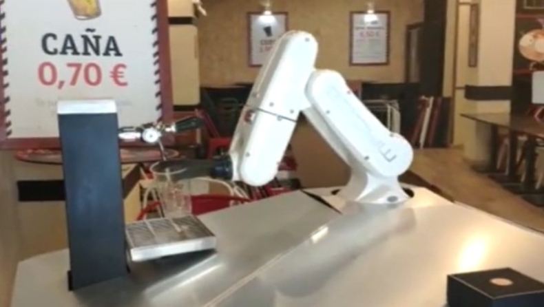 Ρομπότ-μπάρμαν σερβίρει μπύρες τους πελάτες (vid)