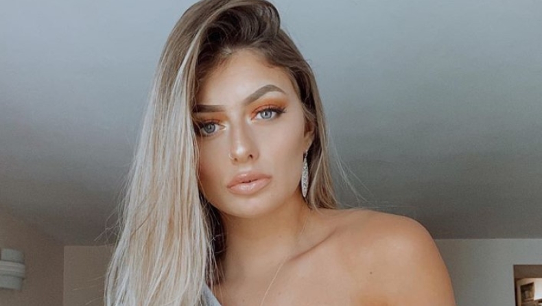 Influencer βγάζει selfie και καθρεφτίζεται ο φίλος της που... σκουπίζεται (pic)