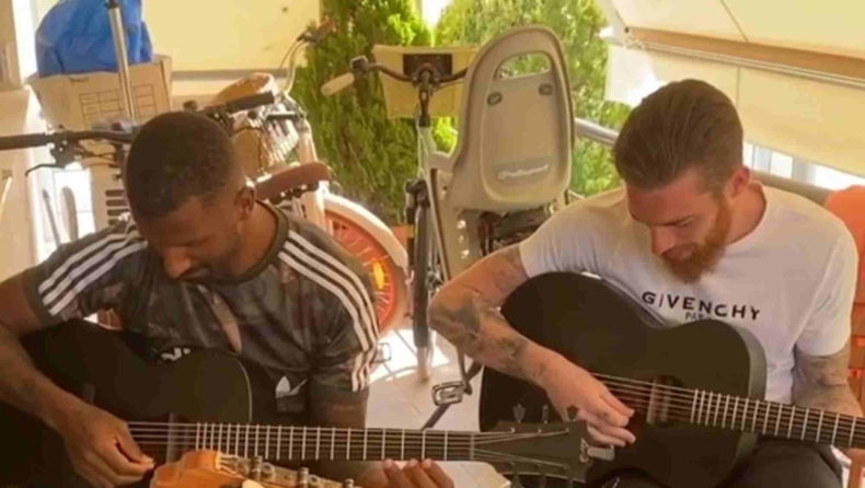 Καφού και Σα παίζουν κιθάρα στο μπαλκόνι (vid)
