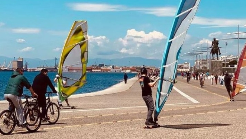 Στην Θεσσαλονίκη κάνουν windsurf στον πεζόδρομο της Νέας Παραλίας (vid)