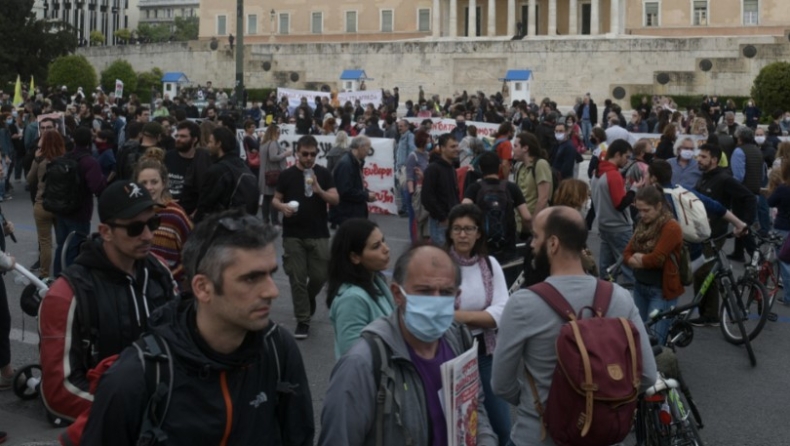 Συγκέντρωση διαμαρτυρίας στο Σύνταγμα χωρίς αποστάσεις (pics & vid)