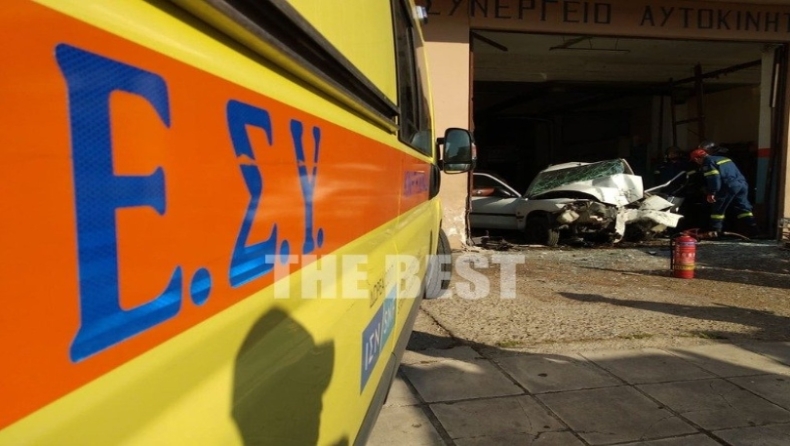 Πάτρα: Αυτοκίνητο «εισέβαλε» σε συνεργείο, νεκρός φέρεται να είναι ο οδηγός (pics)