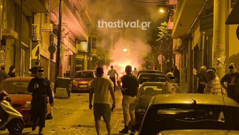 Θεσσαλονίκη: Επίθεση με μολότοφ σε διμοιρίες των ΜΑΤ από αντιεξουσιαστές (pics & vid)