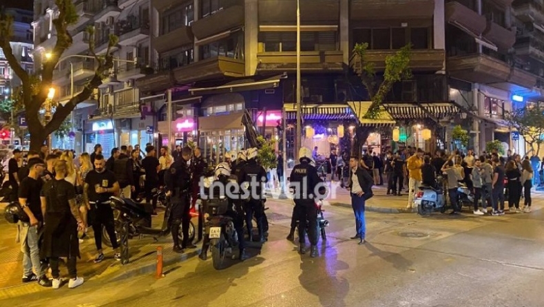 Θεσσαλονίκη: Δεκάδες νεαροί τα έπιναν έξω από μπαρ, παρενέβη η αστυνομία (vid)