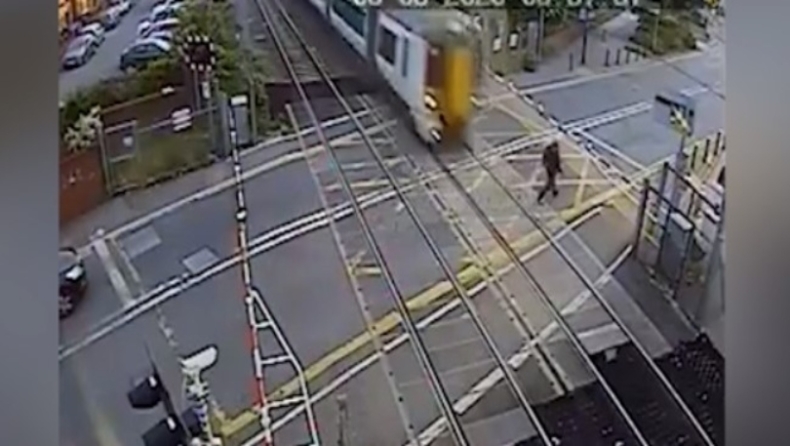 Άνδρας γλίτωσε από τρένο για χιλιοστά! (vid)