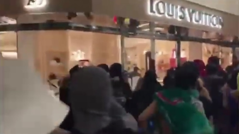 «Ντου» διαδηλωτών σε κατάστημα Louis Vuitton στο Πόρτλαντ! (vid)