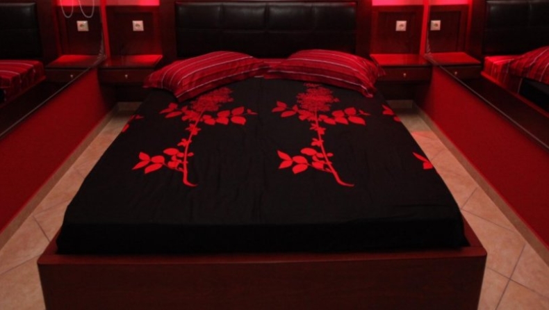 Ανοίγουν ξανά οι οίκοι ανοχής (pic)