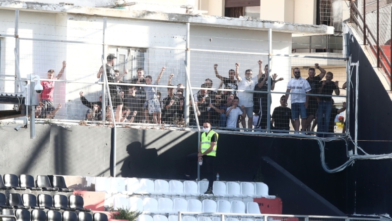 ΟΦΗ - ΑΕΚ: Οι οπαδοί των Κρητικών βλέπουν το ματς από τις ταράτσες! (pics)