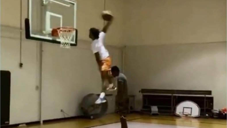 Καρφωματάρα Mοράντ: Πήδηξε πάνω από παίκτη 2.11! (pic)