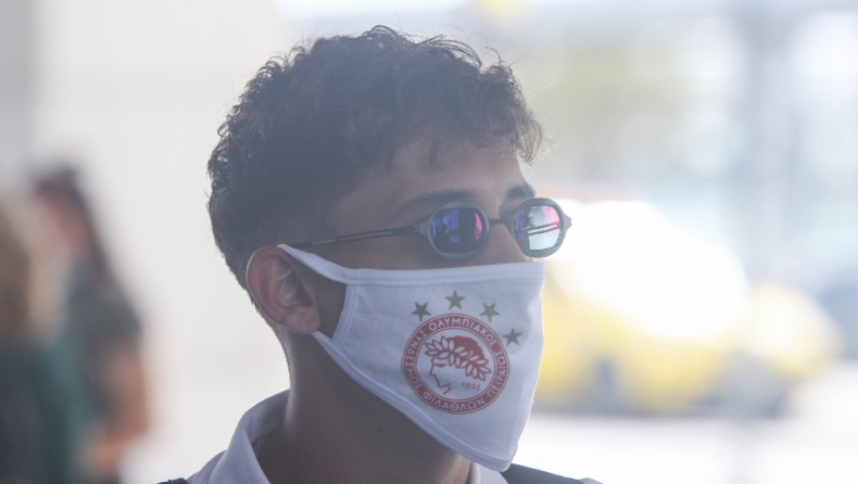 Ολυμπιακός: Με μάσκες οι παίκτες κατά την αναχώρησή τους για Θεσσαλονίκη (pics)