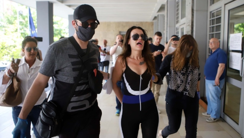 Στο Ψυχιατρείο Θεσσαλονίκης η παρουσιάστρια μετά την επίθεση στον Νίκο Χαρδαλιά (vid)
