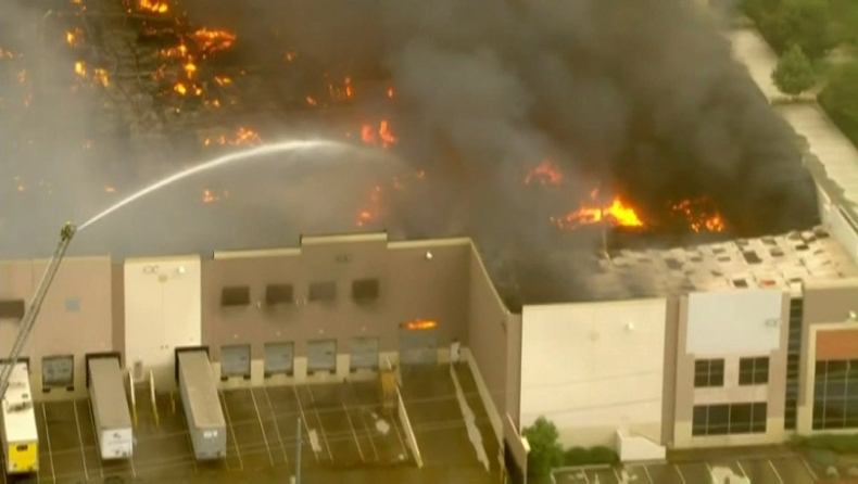 Τεράστια φωτιά σε αποθήκες της Amazon στην Καλιφόρνια: Καίγονται φορτηγά της εταιρείας (pics & vids)