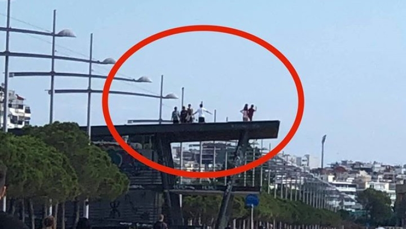 Επικίνδυνα παιχνίδια στην Θεσσαλονίκη: Παιδιά ανεβαίνουν στην οροφή του αντλιοστασίου (pics)