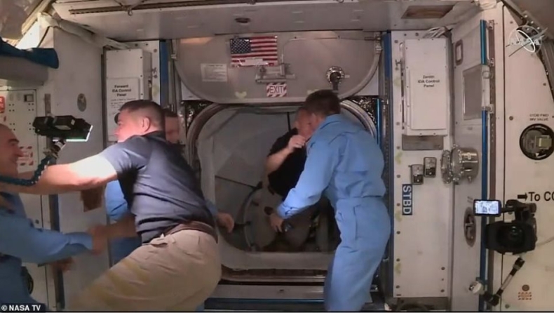 Αστροναύτης χτύπησε το κεφάλι του καθώς έμπαινε στο Διεθνή Διαστημικό Σταθμό (vid)