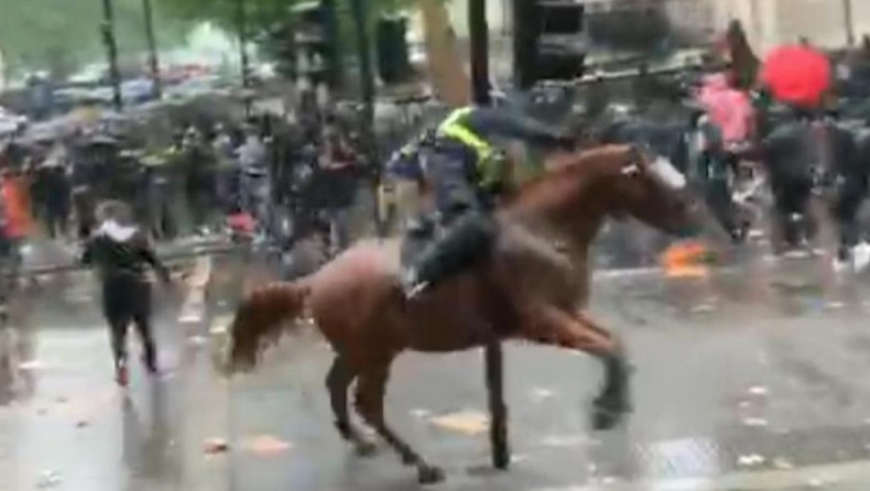 Βρετανία: Αστυνομικός χτύπησε σε φανάρι και έπεσε από το άλογο (vid)