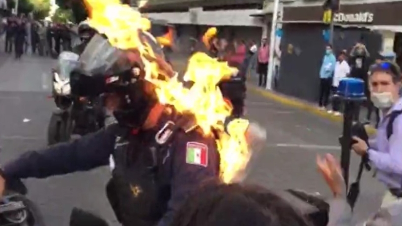 Η στιγμή που διαδηλωτής πυρπολεί αστυνομικό, σε επεισόδια για το θάνατο νεαρού στο Μεξικό (vid)