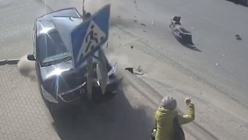 Η στιγμή που αυτοκίνητο πέφτει πάνω σε πεζή μετά από σφοδρή σύγκρουση (vid)