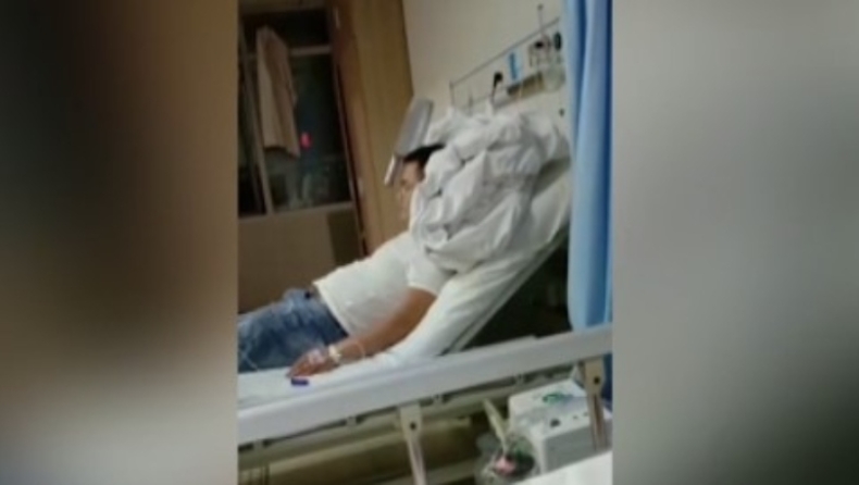 Άνδρας πήγε στο νοσοκομείο με έναν μπαλτά καρφωμένο στο κεφάλι του (vid)