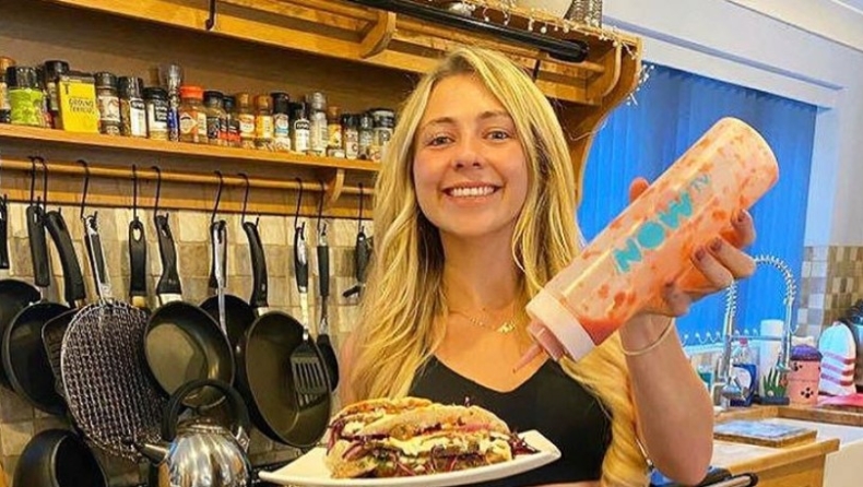 Μια 26χρονη blogger έφαγε μόνη της οικογενειακό γεύμα 4000 θερμίδων σε 30 λεπτά (pics & vid)