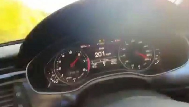 Συνελήφθη οδηγός Audi RS6 που βιντεοσκοπούσε ότι έτρεχε με 323 χλμ./ώρα κρατώντας το τιμόνι με το ένα χέρι (vid)