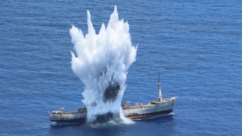 Εντυπωσιακές εικόνες από άσκηση: Πύραυλοι και τορπίλες βύθισαν το «Έβρος» στην Κάρπαθο (vid)