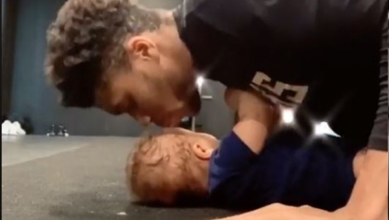 Αντετοκούνμπο: Ο Γιάννης κάνει push ups φιλώντας τον γιο του! (vid)