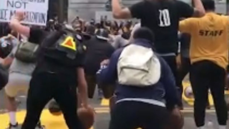 Δολοφονία Τζορτζ Φλόιντ: Διαδηλωτές ντρίπλαραν με μπάλα μπάσκετ για 8 λεπτά και 46 δευτερόλεπτα! (vid)